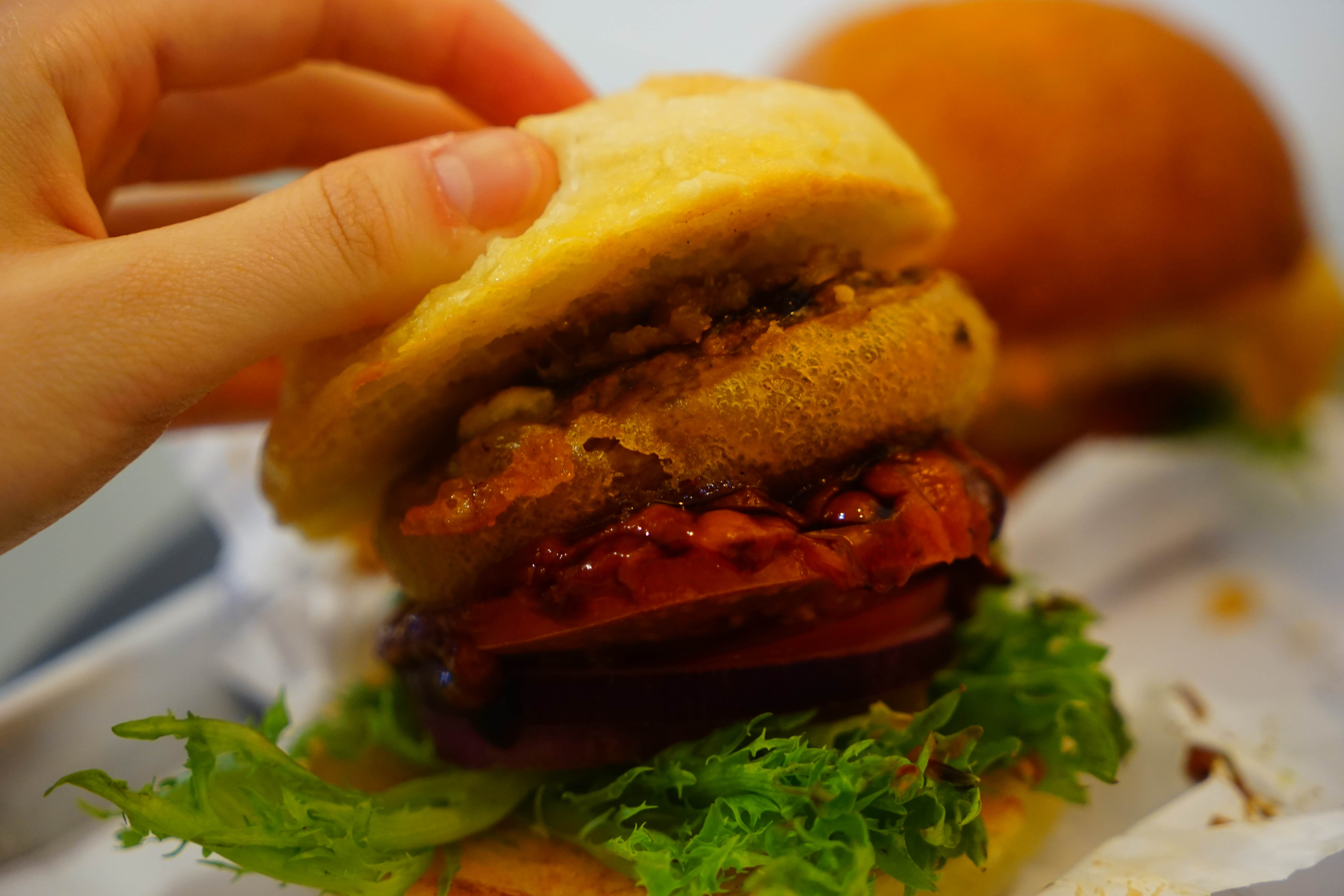 Mooo Burger美式漢堡餐廳台北最好吃漢堡 不爭第一，只做唯一#台北漢堡 #burger #台北美食 #taipeifood #漢堡 #台北餐廳 #信義區美食 #taipeieats #國父紀念館美食 #市政府美食 #松菸美食
